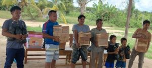 Projektteilnehmer mit Bienenkästen und Fallen zum Einfangen der Bienen in Doce de Mayo
